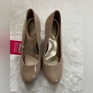 DexFlex Nude Pumps